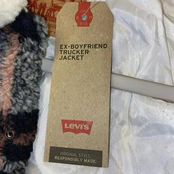 Levi's Women's MEDIUM Plaid Comfy Corner Ex-Boyfriend Sherpa Trucker Jacket NWT - Picture 8 of 8